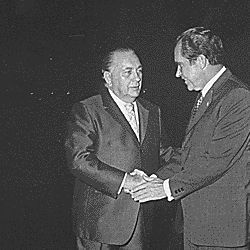  President Nixon shaking hands with Chicago Mayor Richard G. Daley at Meigs Field, Chicago